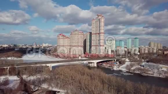 空中莫斯科城拍摄城市景观视频的预览图