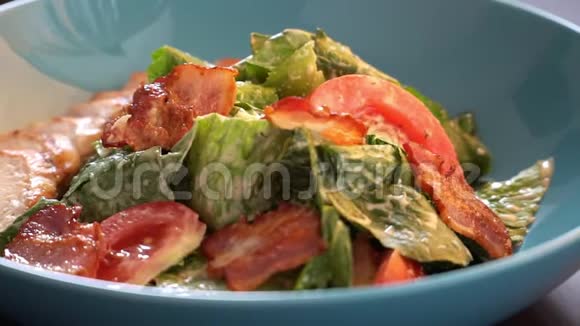 生菜西红柿和鸡胸肉沙拉在蓝盘餐厅健康清洁饮食理念慢动作滑块视频的预览图