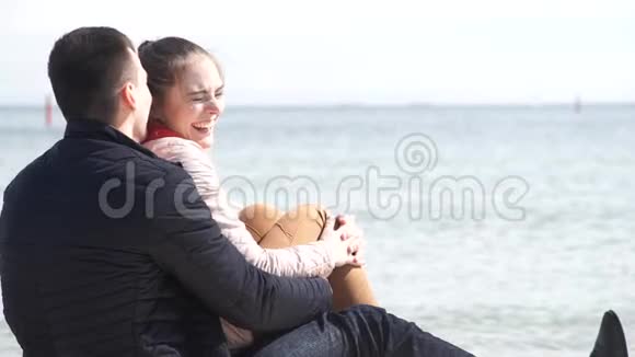 坐在沙滩上欣赏海景的情侣视频的预览图