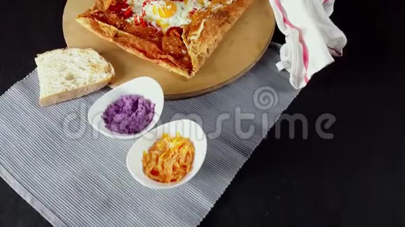 带有鸡蛋奶酪和腊肠的美味绉纱木板上有调味料视频的预览图