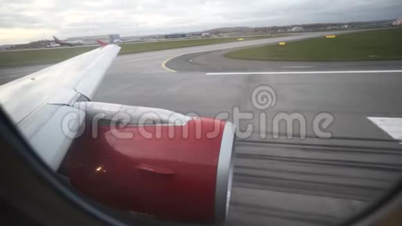从机翼下面的红色引擎上起飞视频的预览图