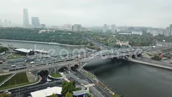大城市汽车和火车桥上的空中交通景观视频的预览图