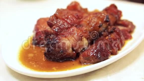 吃香港蜂蜜烤肉的筷子视频的预览图