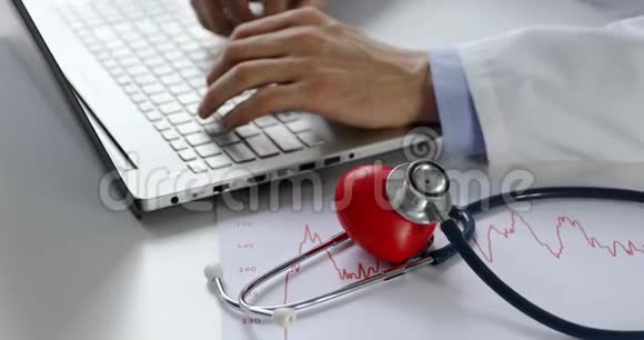 心内科医生心脏病专家在办公室工作视频的预览图