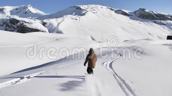 滑雪板女孩粉末雪背国家4k视频的预览图