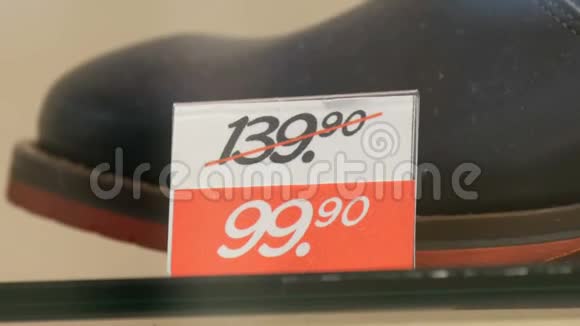 昂贵的皮革豪华靴鞋陈列店旁边的折扣价标签近景视频的预览图