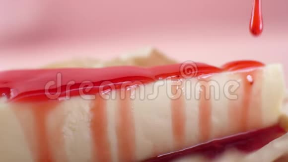 奶酪蛋糕的特写是倒入甜酱框架美味的芝士蛋糕洒上甜红果酱甜点概念视频的预览图
