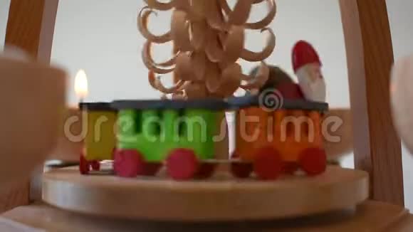 传统圣诞金字塔上面有蜡烛显示圣诞老人和玩具火车视频的预览图