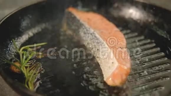 食物烹饪鱼粉鲑鱼鱼片煎炸视频的预览图