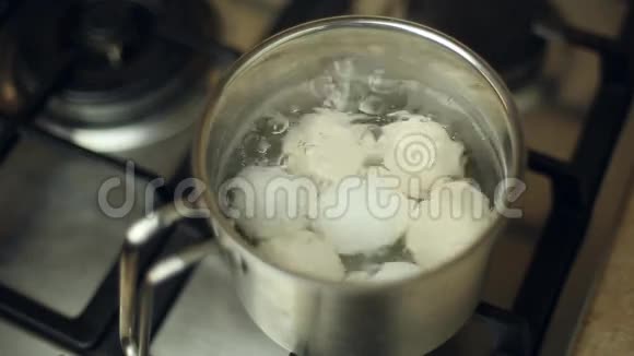 鸡蛋在平底锅里煮视频的预览图