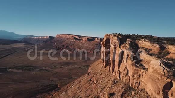 无人机在巨大的美国沙漠山脉附近飞得很高背景是史诗般的阳光峡谷悬崖天际线视频的预览图
