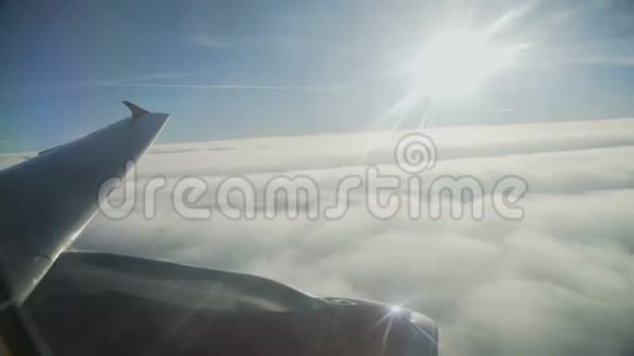 喷气式飞机进入云层的机翼视频的预览图
