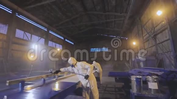 男人画一个大细节在工厂画画油漆大部件视频的预览图