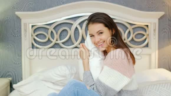 快乐休闲无忧无虑放松的女孩卧室调情视频的预览图