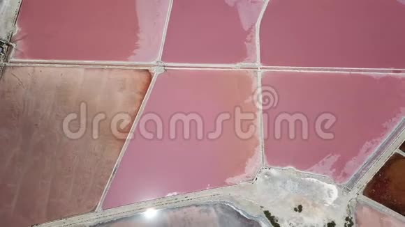 地球的线无人机垂直透视地面的颜色和形状马洛卡圣约迪ColoniadeSantJordi的盐滩视频的预览图