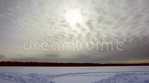 在冬天的时间流逝中飞翔的云视频的预览图