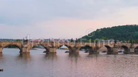捷克共和国日落时布拉格老城的查尔斯桥视频的预览图