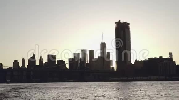 美国纽约下曼哈顿天际线和布鲁克林大桥的落日余晖在美国拍摄视频的预览图