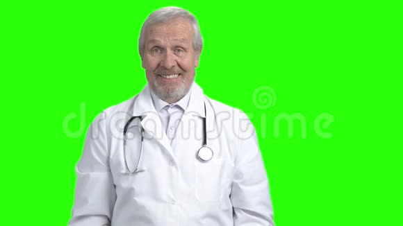 兴奋紧张的医生画像视频的预览图