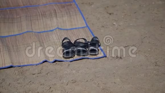 海浪和海滩海浪从海滩的海洋冲到海岸沙滩上的凉鞋视频的预览图