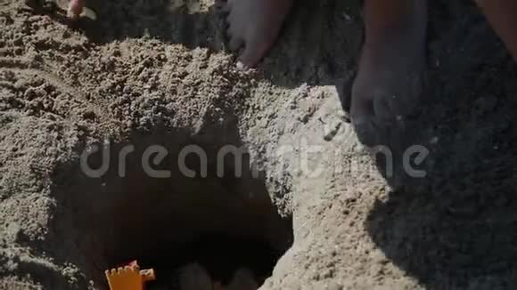 一个孩子在海边的沙滩上玩视频的预览图