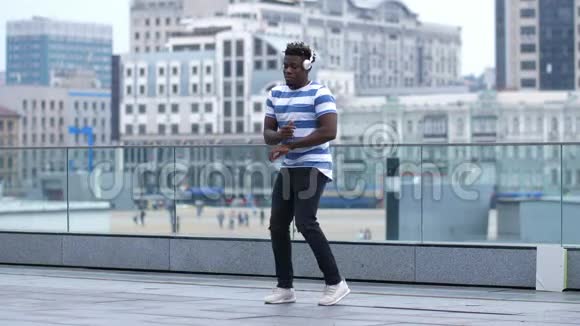 城市中活跃的黑人男性舞蹈视频的预览图