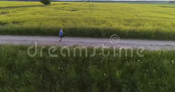 母亲和儿子在田野里视频的预览图