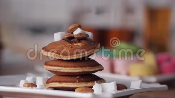 美味可口的煎饼健康早餐糖浆倒在煎饼上加糖浆的煎饼甜点明亮明亮视频的预览图