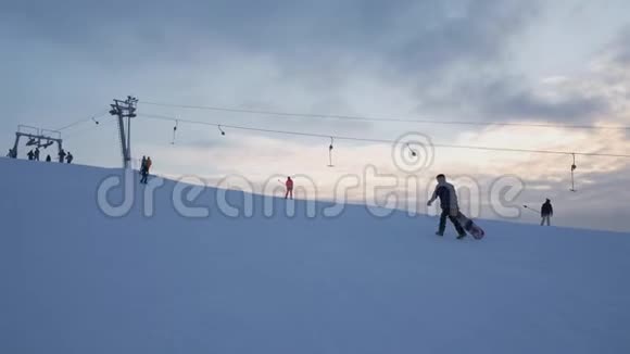 极端滑雪者徒步上山在新鲜的粉末雪到山顶在冬天弗赖德滑雪者攀登到穆视频的预览图