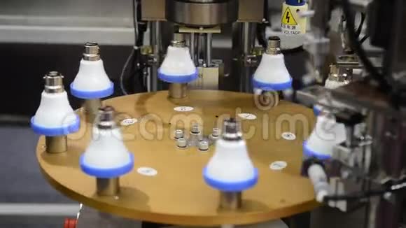 LED灯泡机器人自动机视频的预览图