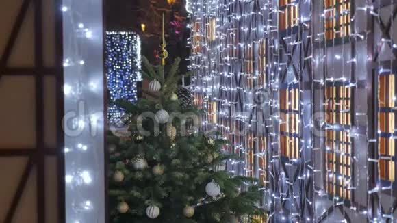 喜庆的圣诞玩具装饰着城市的街道失去焦点的蓝光视频的预览图