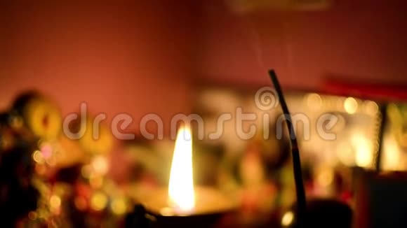 一根炷香和一盏印度教灯在寺庙里祈祷的场景视频的预览图
