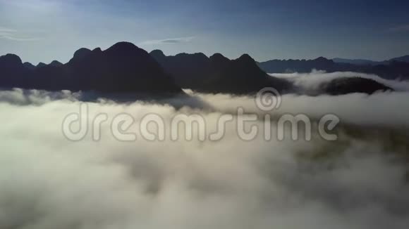 乘着白色的雾云乘着黑暗的山脉飞行视频的预览图