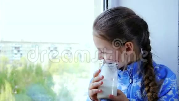 快乐的小孩子喝牛奶视频的预览图