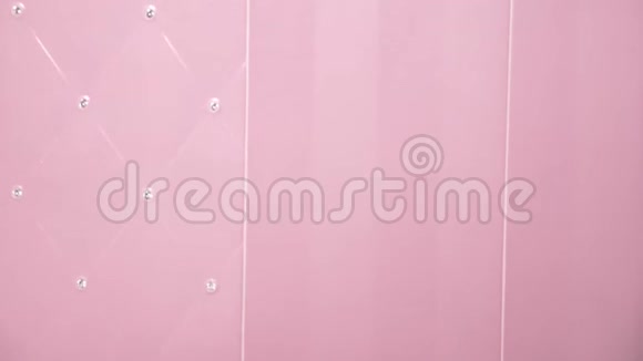 浴室内有莱茵石的粉色瓷砖质感背景4k慢动作视频的预览图