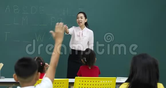 教师与学生一起玩填空游戏视频的预览图