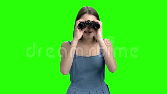 少女使用望远镜正面观看视频的预览图