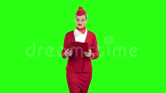 女人手里拿着一个红色的文件夹绿色屏幕慢动作视频的预览图