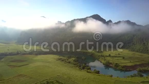 雾气缭绕的群山中有着蜿蜒的河流视频的预览图