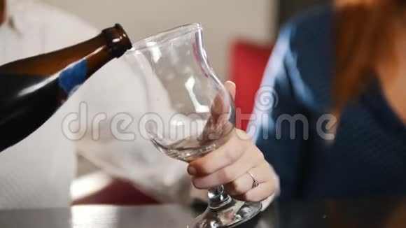 一个侍者往玻璃杯里倒了一杯手工啤酒视频的预览图