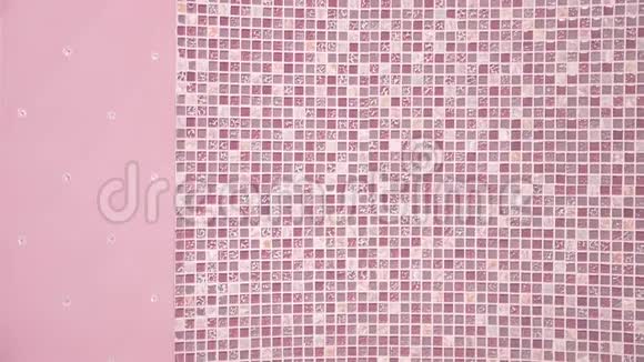 浴室内有莱茵石的粉色瓷砖质感背景4k慢动作视频的预览图