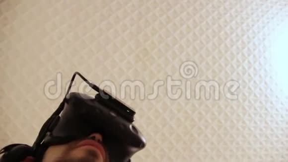 自拍在3D虚拟现实眼镜从上面看摄像机随着头部移动视频的预览图