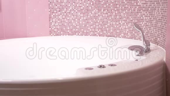 浴室里时尚的水龙头水流从镀铬水龙头喷出特写镜头4k慢镜头视频的预览图