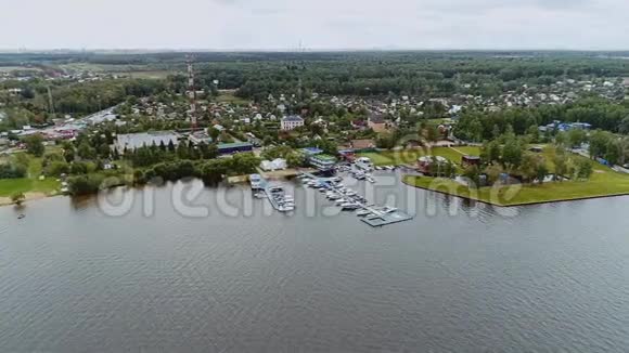 美丽的湖景上面有一个码头和停泊的船视频的预览图