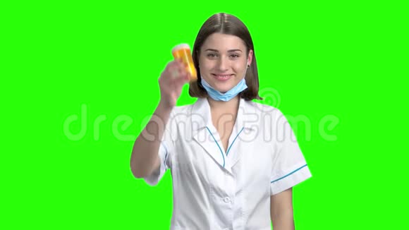 女医生给橘子罐头做广告视频的预览图