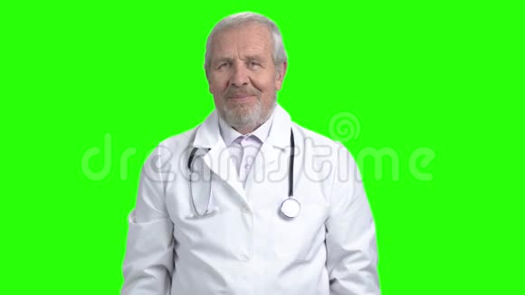 医生向病人推荐药片医疗处方视频的预览图