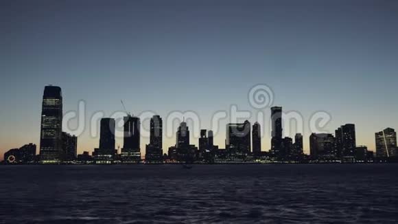 新泽西全景摩天大楼在晚上晚上纽约天际线公寓和金融大厦天际线视频的预览图