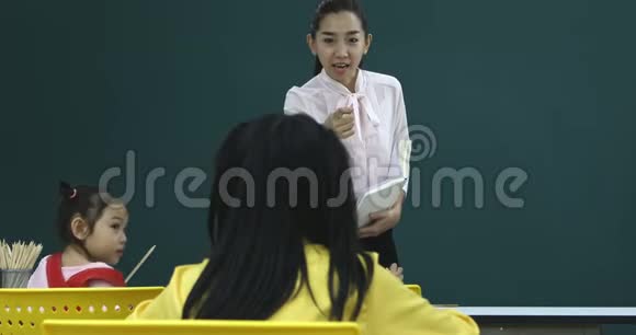 老师在课堂上教她的学生视频的预览图
