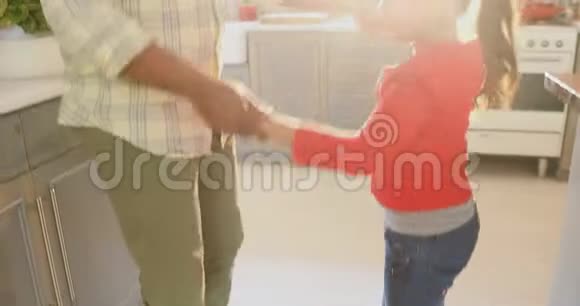 父亲和女儿在厨房跳舞视频的预览图