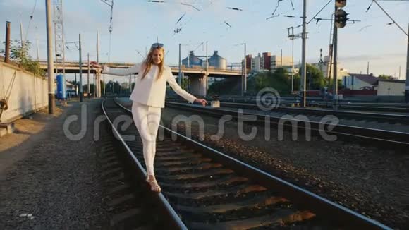 年轻的女人玩得很开心坐火车去铁路大笑视频的预览图